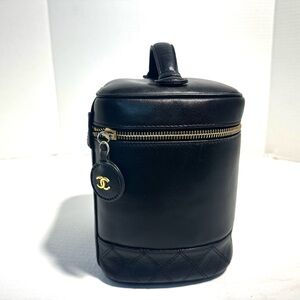 CHANEL VINTAGE BLACK  QUILTED LAMBSKIN VANITY COSMETIC CASE BAG
